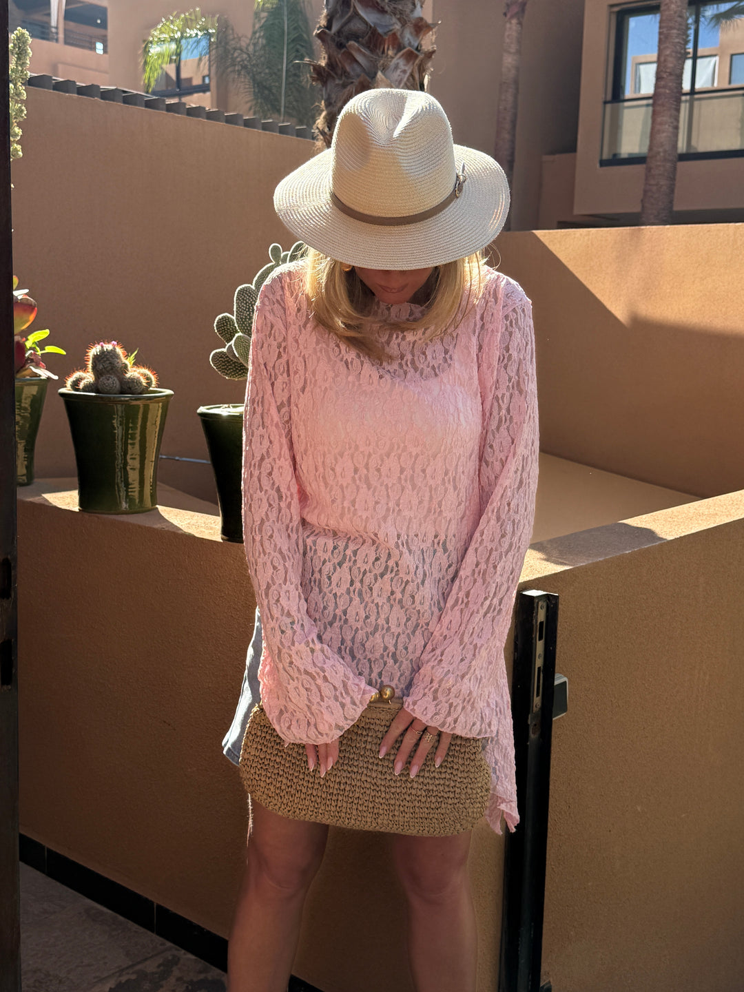 TOP DENTELLE ASYMETRIQUE FENTE COTE 3064