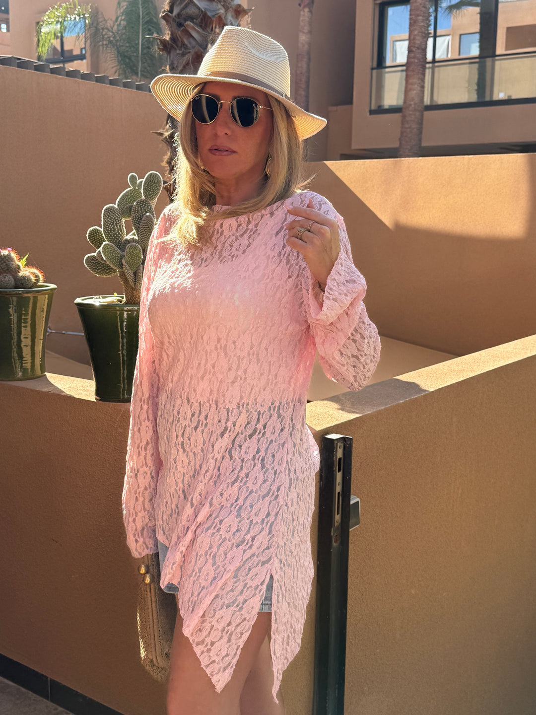 TOP DENTELLE ASYMETRIQUE FENTE COTE 3064