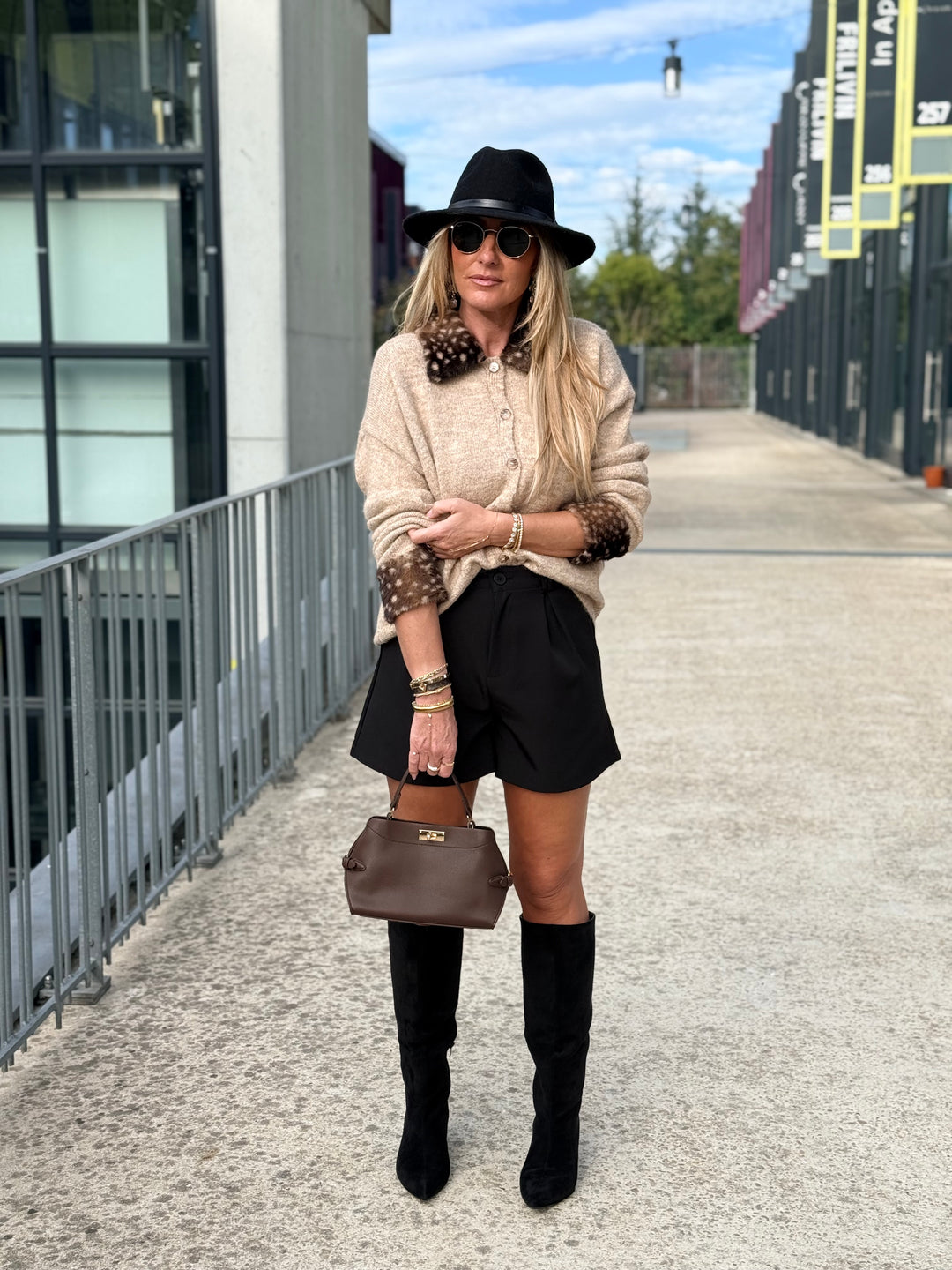 Pull gilet manchettes fourrure Bambi taupe YP2191