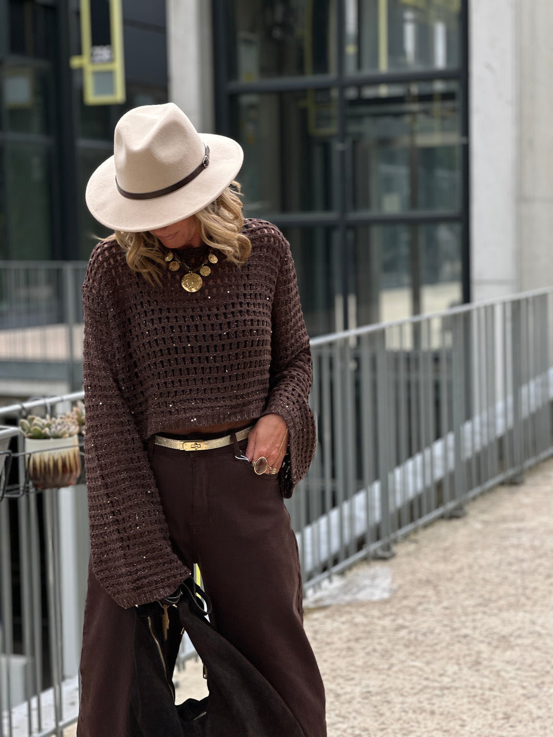Pull choco en crochet avec strass 296