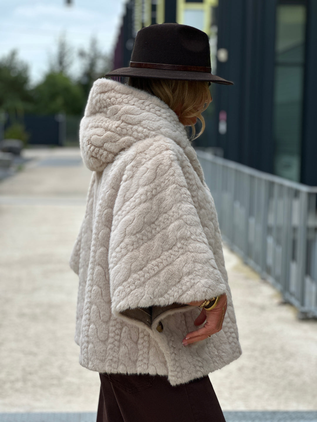 Veste fourrure capuche Écru manches courtes 3113