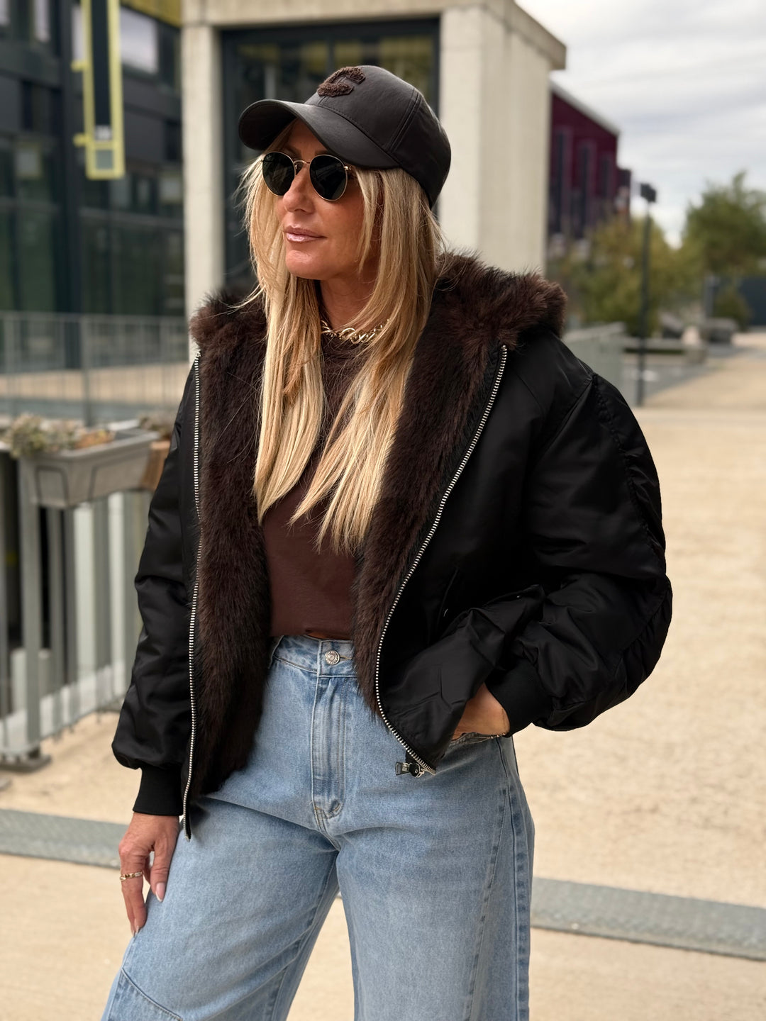 Bomber noir capuche fourrure 8848
