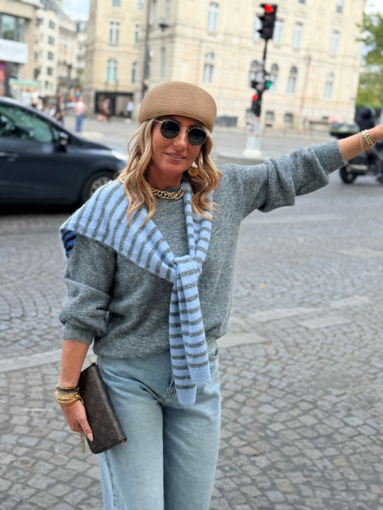 Pull gris avec écharpe rayure bleu 5598
