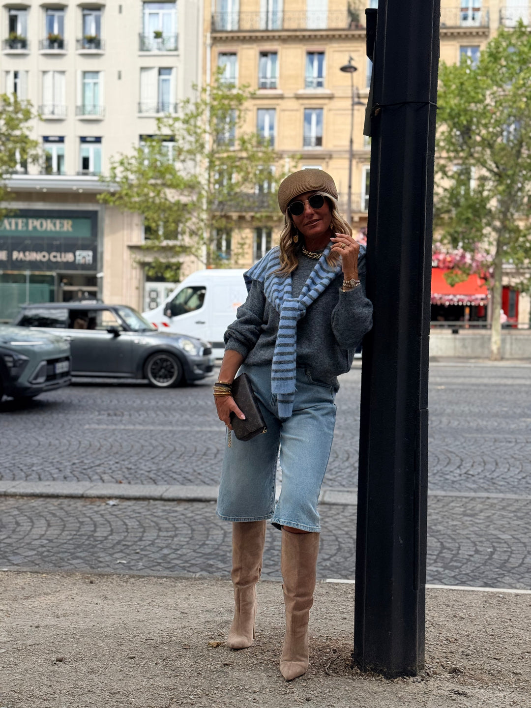 Pull gris avec écharpe rayure bleu 5598