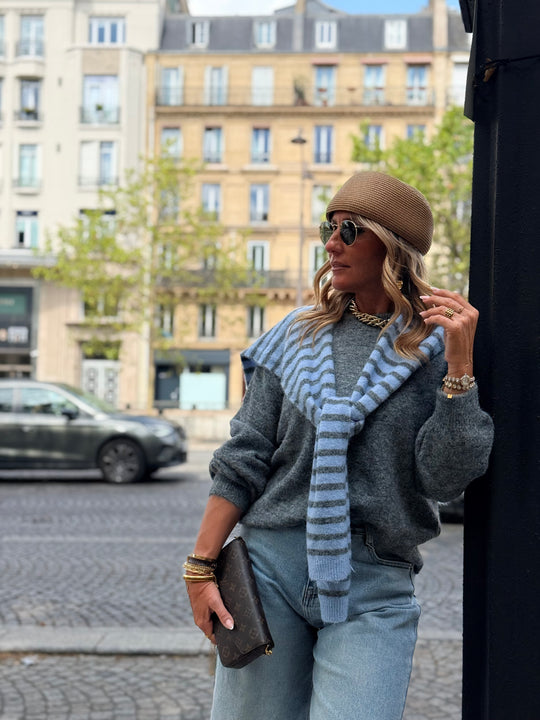 Pull gris avec écharpe rayure bleu 5598