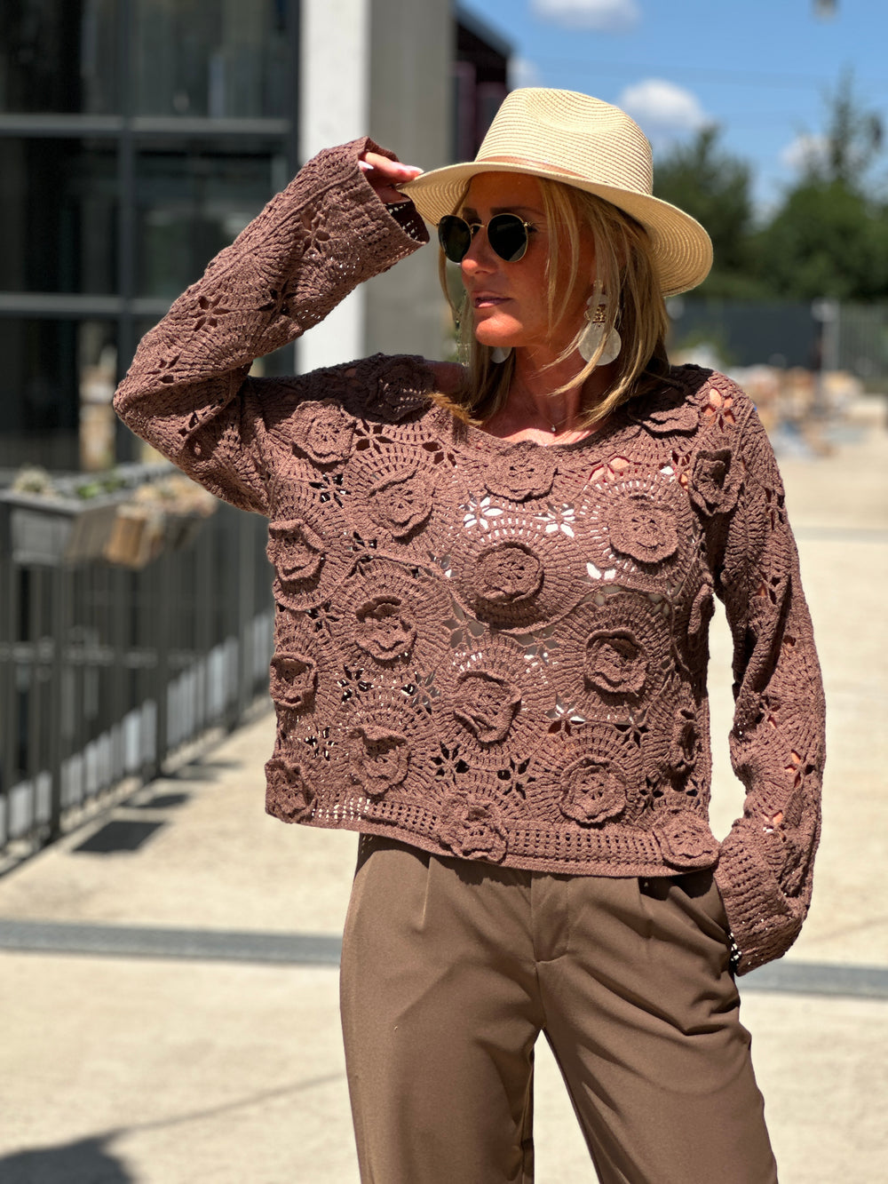 Pull crochet fleur relief choco 112