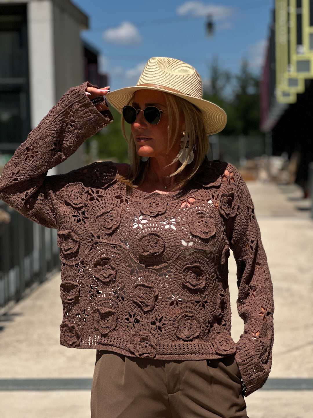 Pull crochet fleur relief choco 112