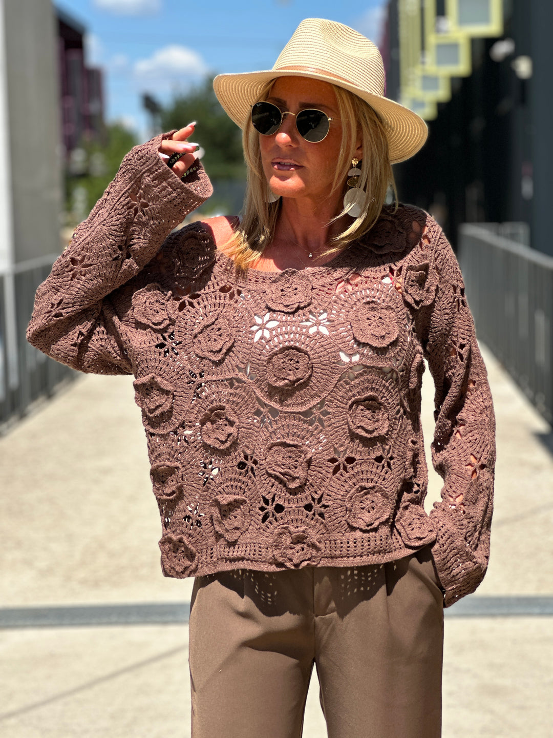 Pull crochet fleur relief choco 112