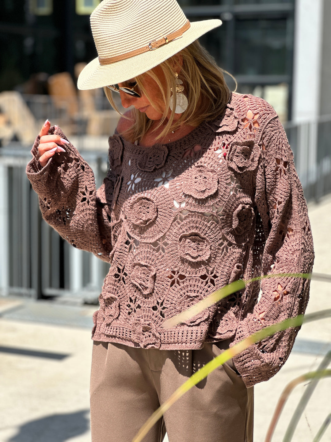 Pull crochet fleur relief choco 112