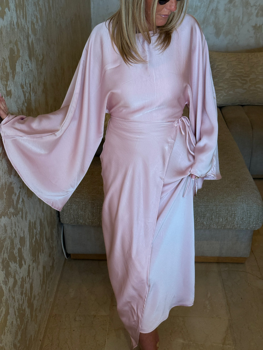 Robe long drape satin volant Rose
