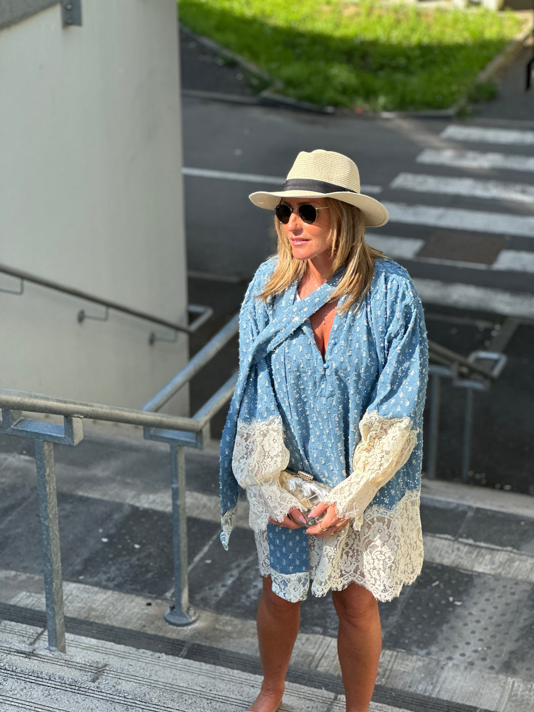 Robe jean bleue foncé avec broderie  R5910