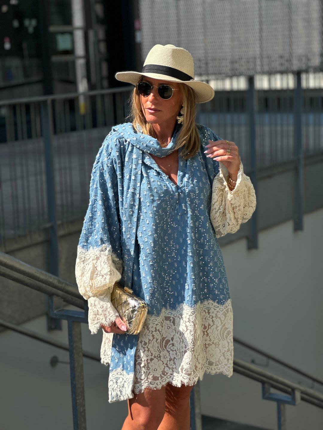 Robe jean bleue foncé avec broderie  R5910
