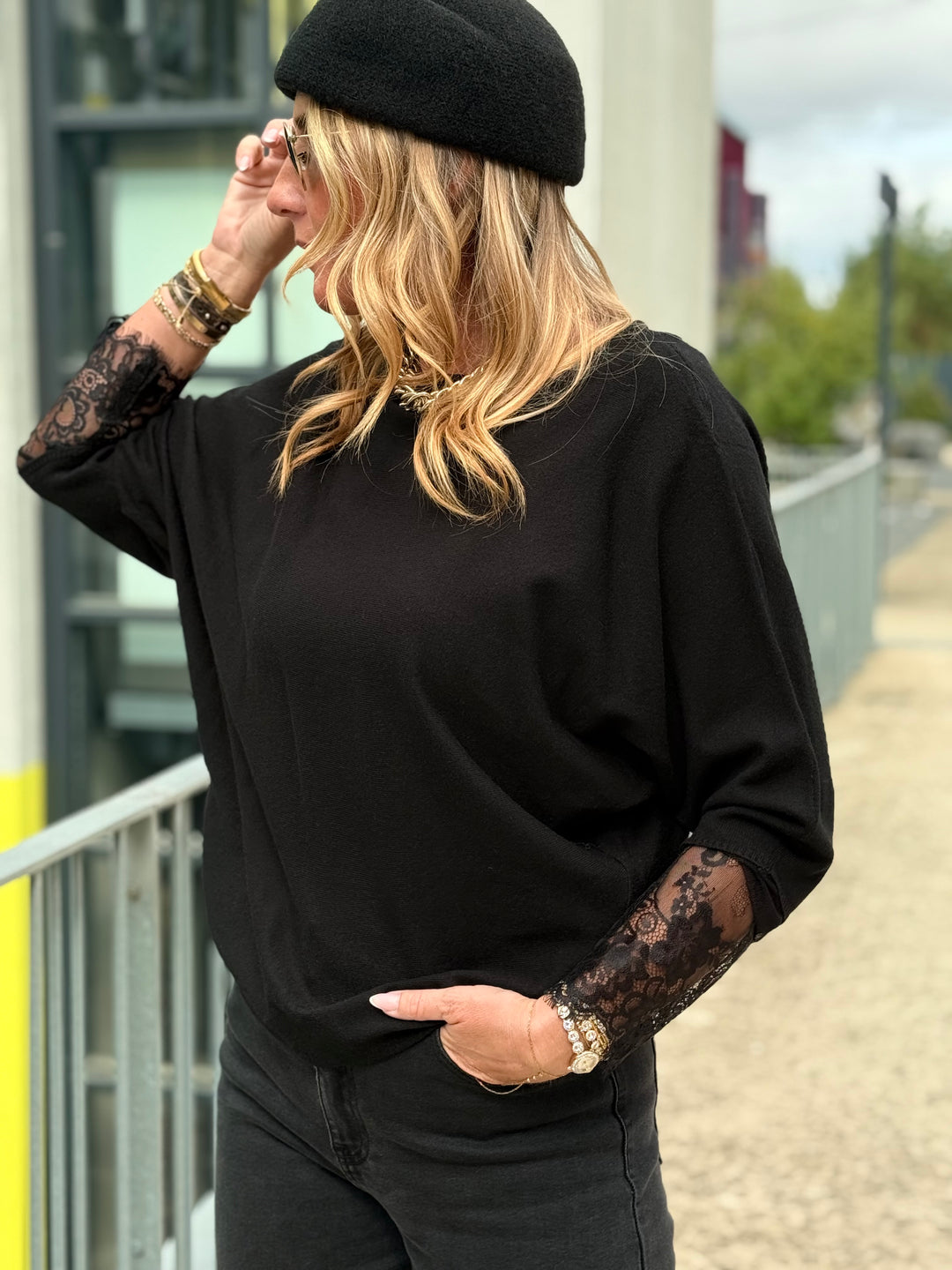 Pull manches dentelle Noir 2041