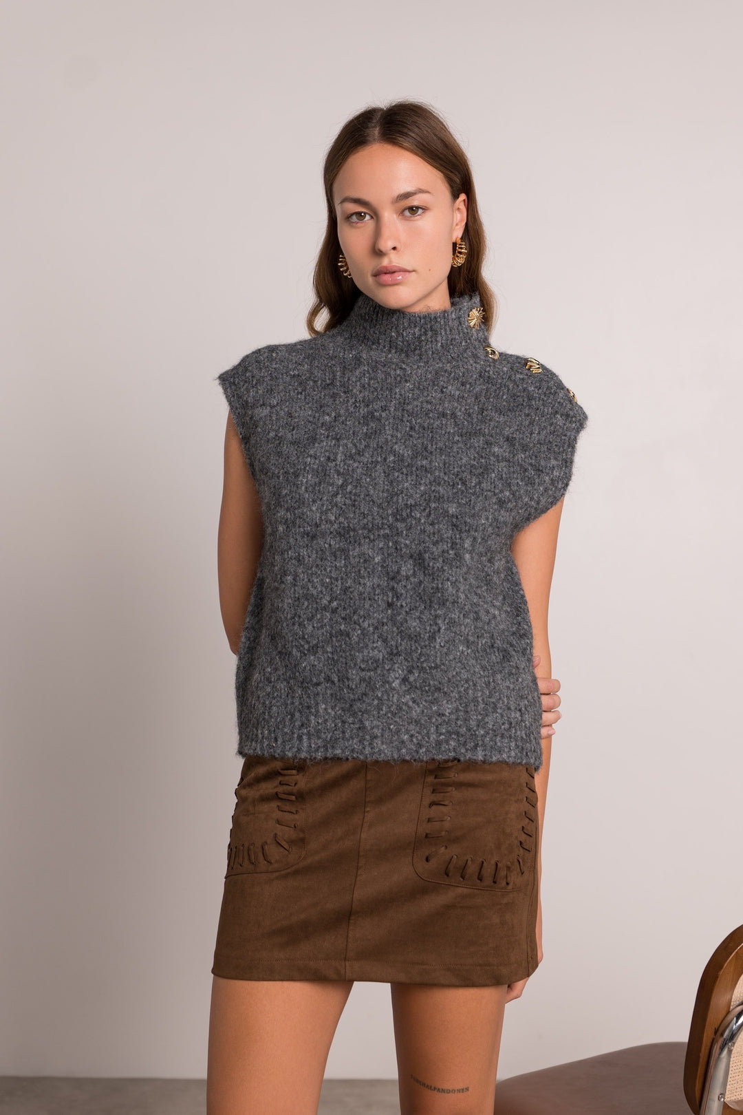 Pull gris sans manches épaules d’or 2653