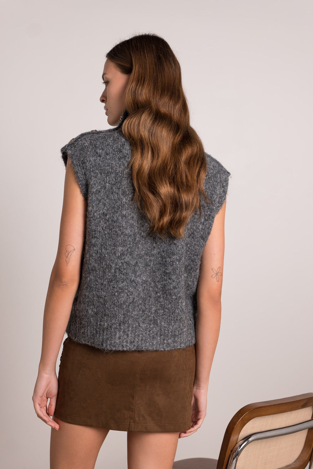 Pull gris sans manches épaules d’or 2653