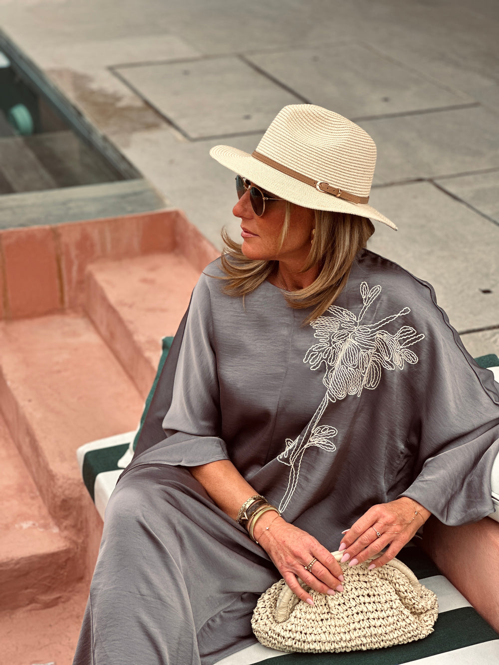 Robe effet soie brodé gris / PF265