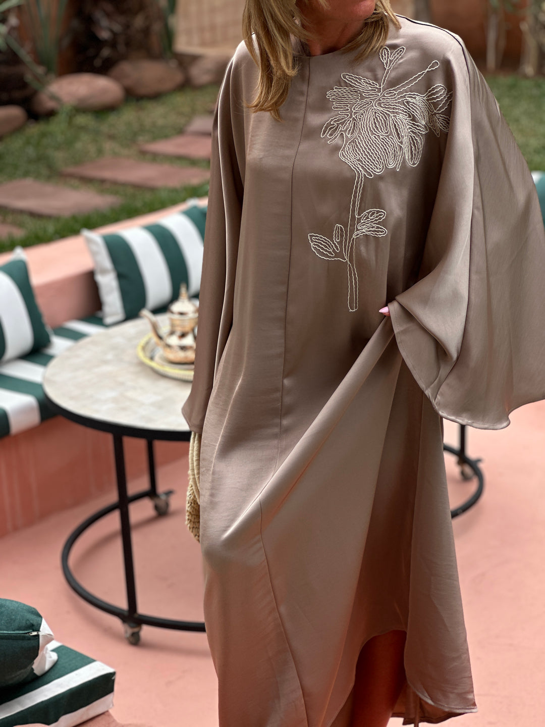 Robe effet soie brodé Taupe/ PF265