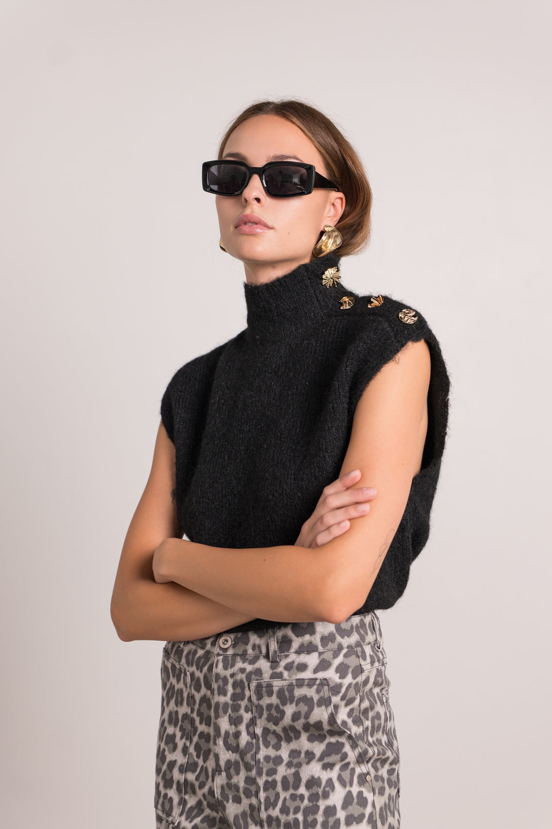 Pull Noir sans manches épaules d’or 2653