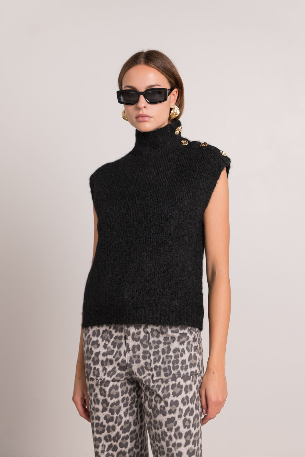 Pull Noir sans manches épaules d’or 2653