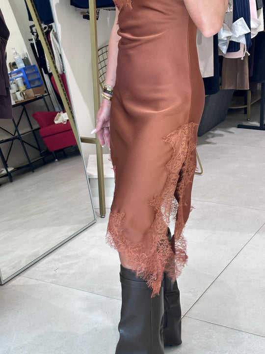 Robe satin dentelle rouille