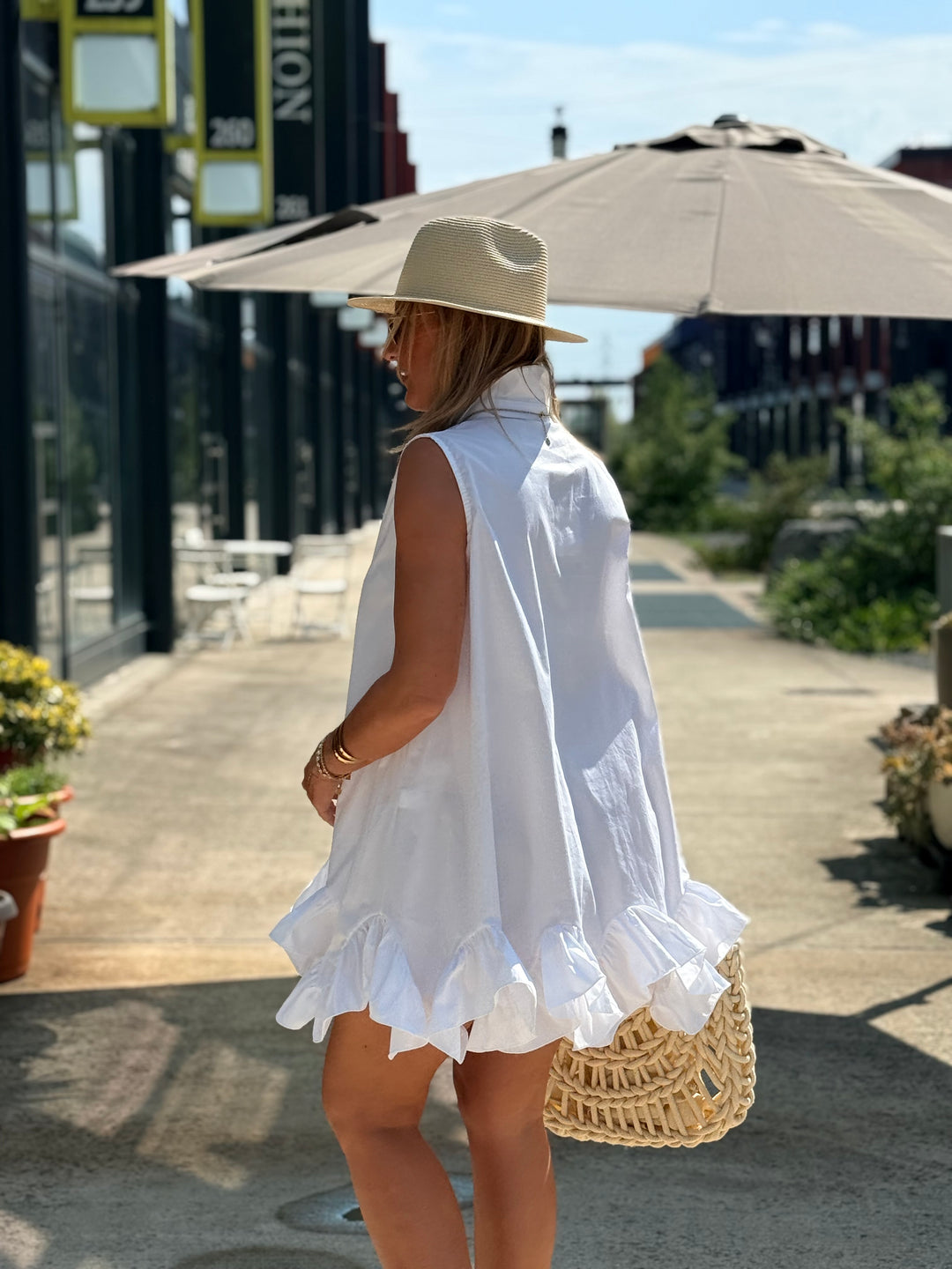 Robe blanc volant en bas