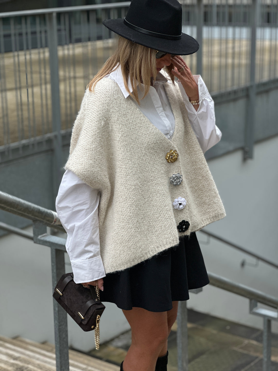 Gilet ecru en maille épais boutons fleurs