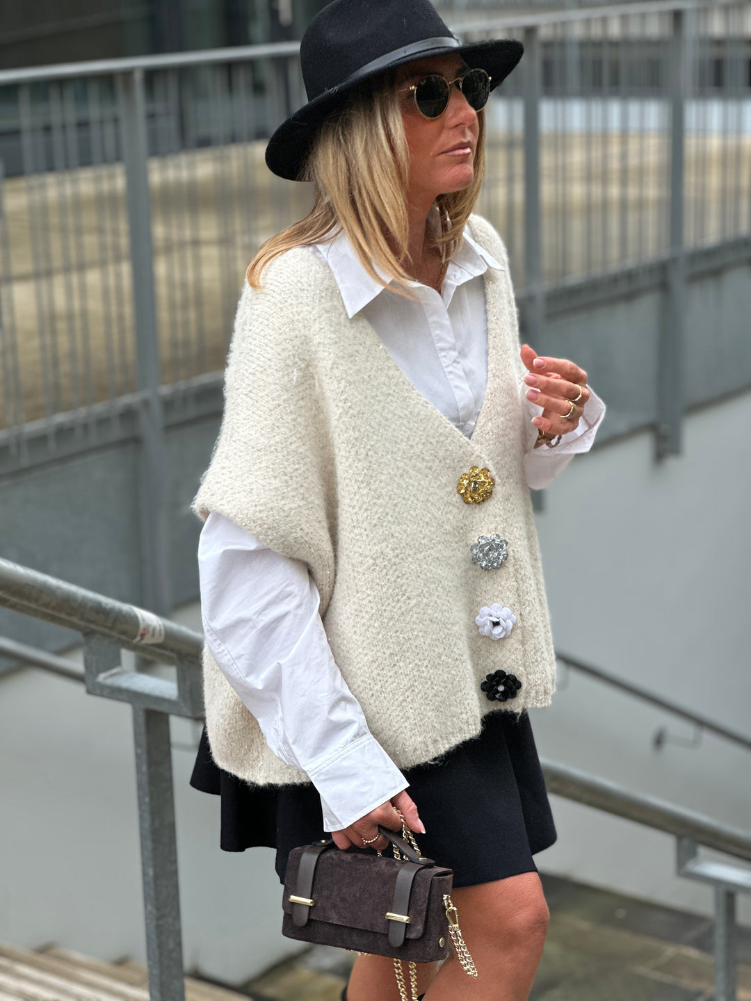Gilet ecru en maille épais boutons fleurs