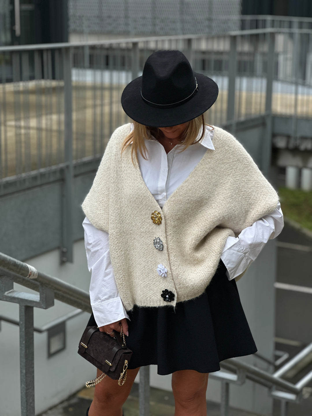 Gilet ecru en maille épais boutons fleurs