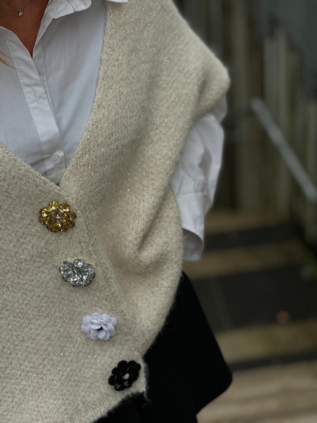 Gilet ecru en maille épais boutons fleurs