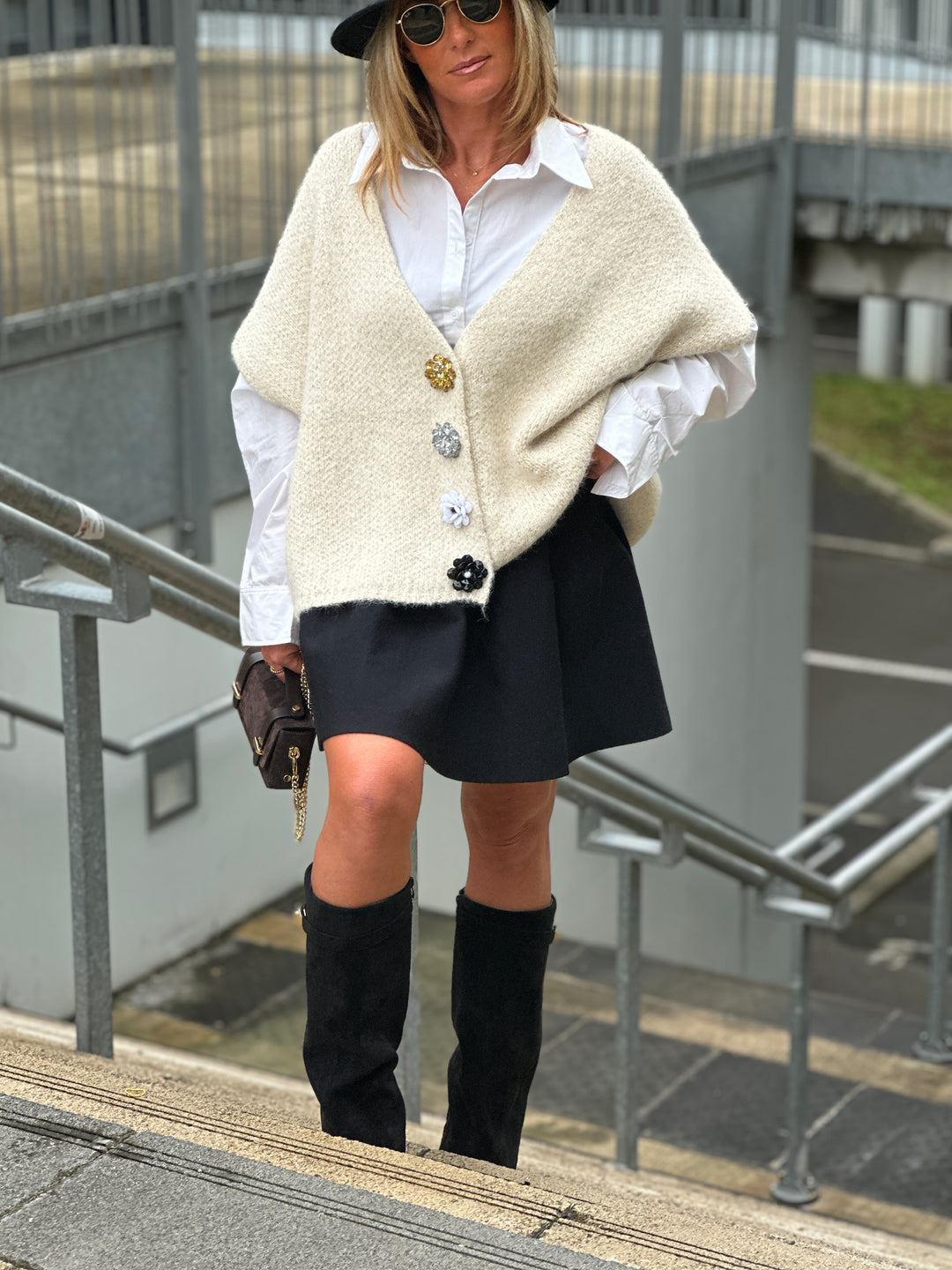 Gilet ecru en maille épais boutons fleurs
