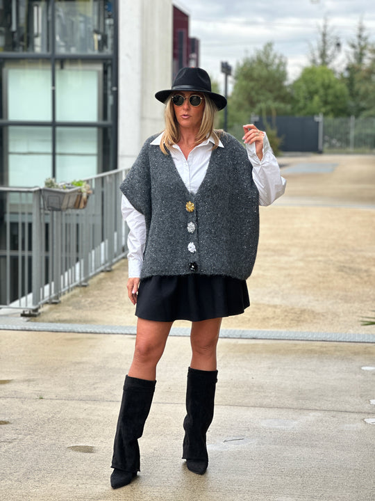 Gilet gris foncé en maille épais boutons fleurs