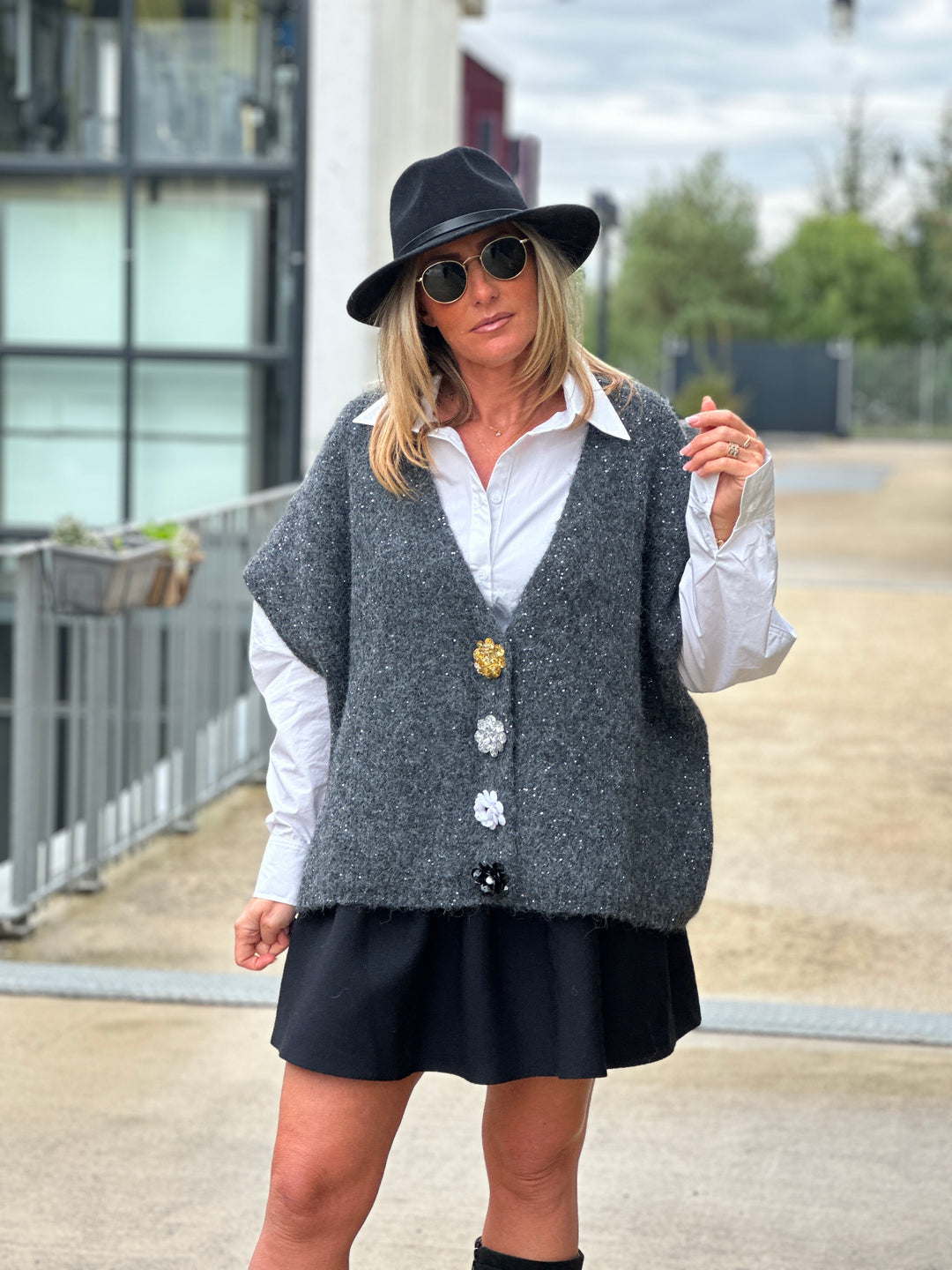 Gilet gris foncé en maille épais boutons fleurs