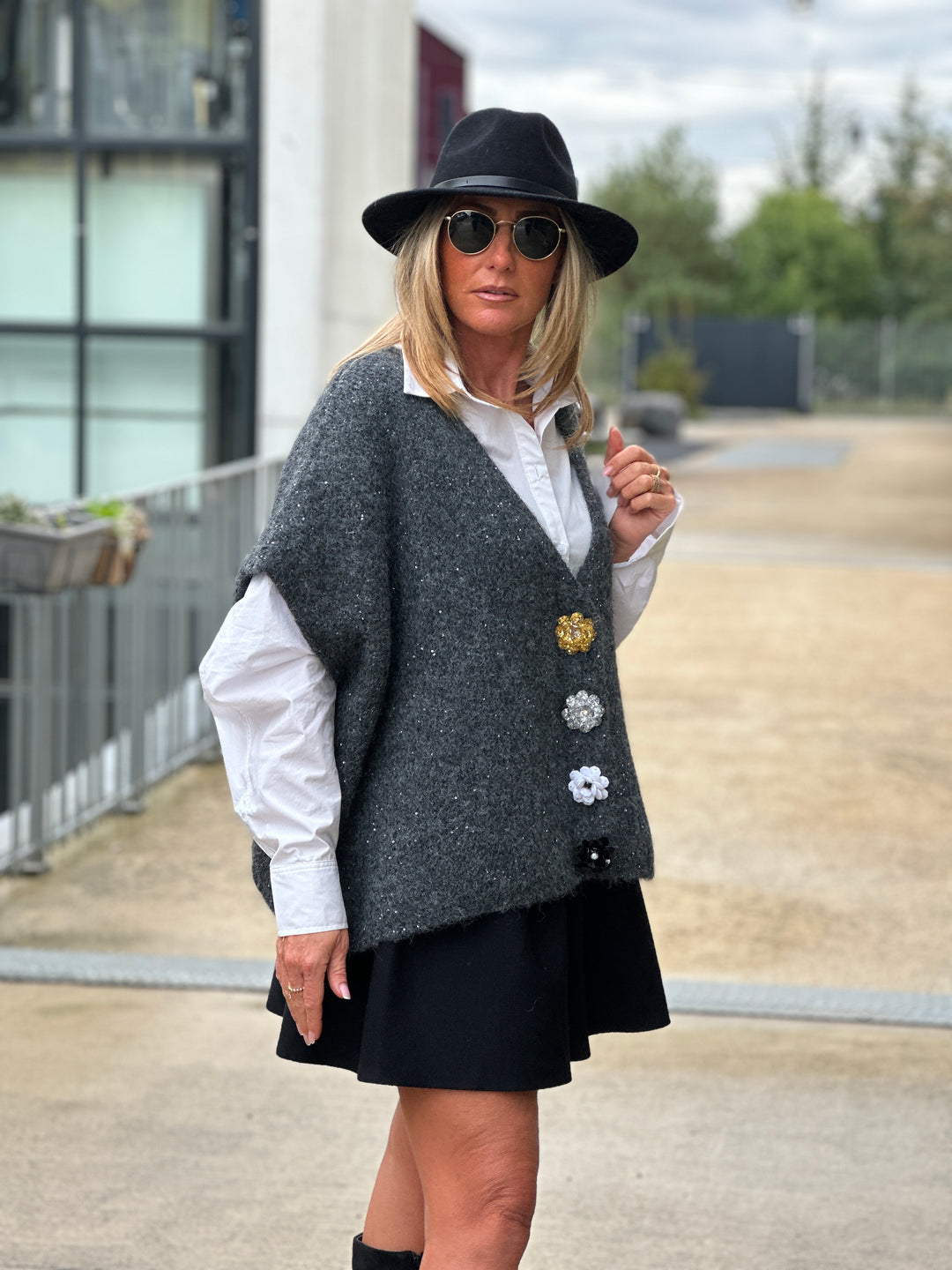 Gilet gris foncé en maille épais boutons fleurs