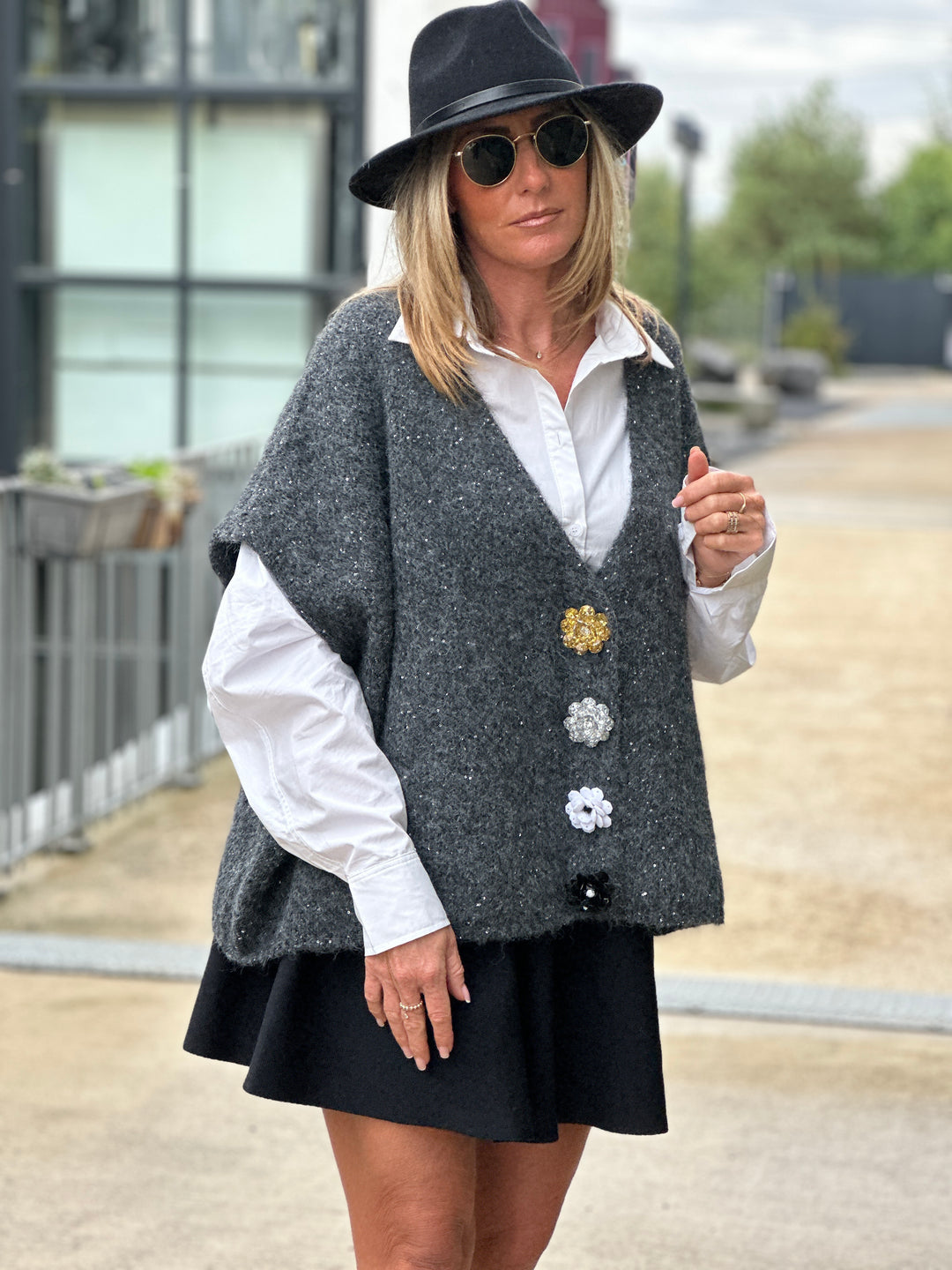 Gilet gris foncé en maille épais boutons fleurs