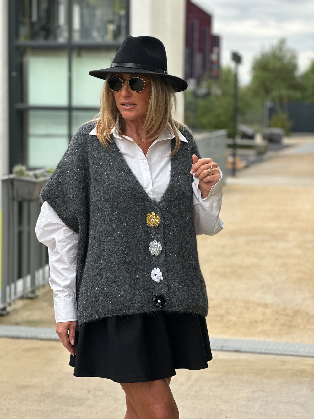 Gilet gris foncé en maille épais boutons fleurs