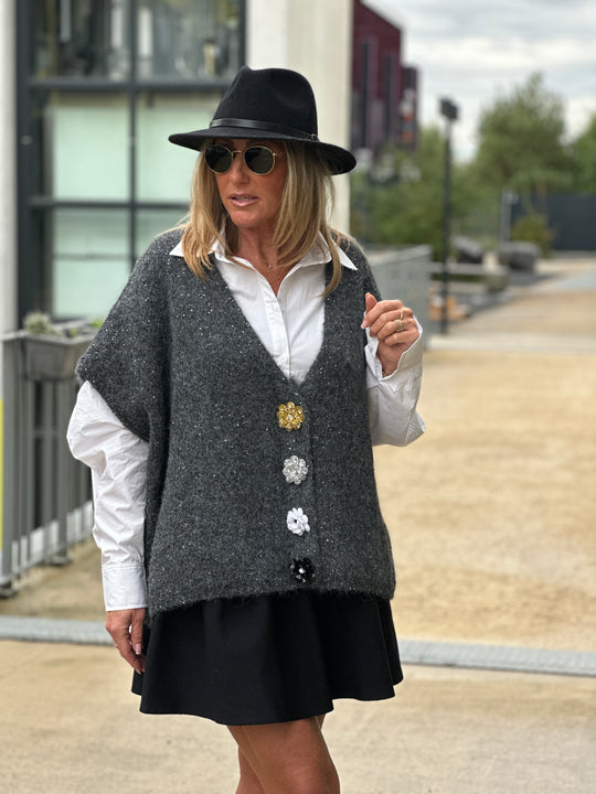 Gilet gris foncé en maille épais boutons fleurs