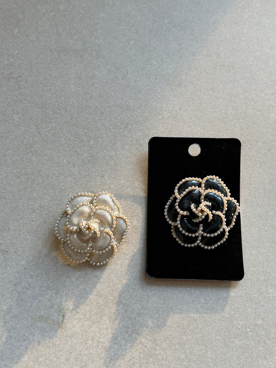 Broche métal fleuri