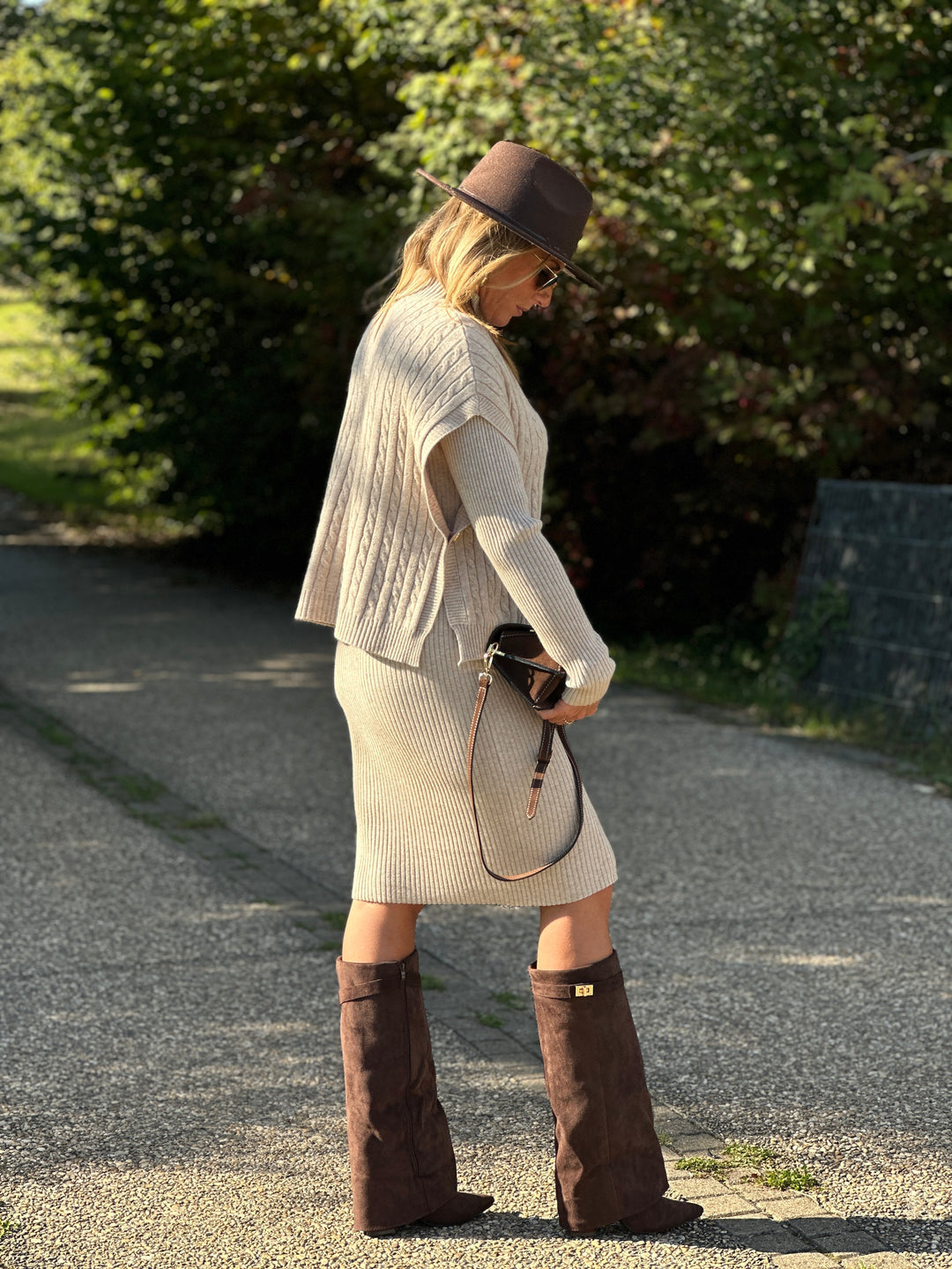 Ensemble Pull tressé boutons or avec robe 1735