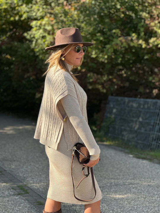 Ensemble Pull tressé boutons or avec robe 1735