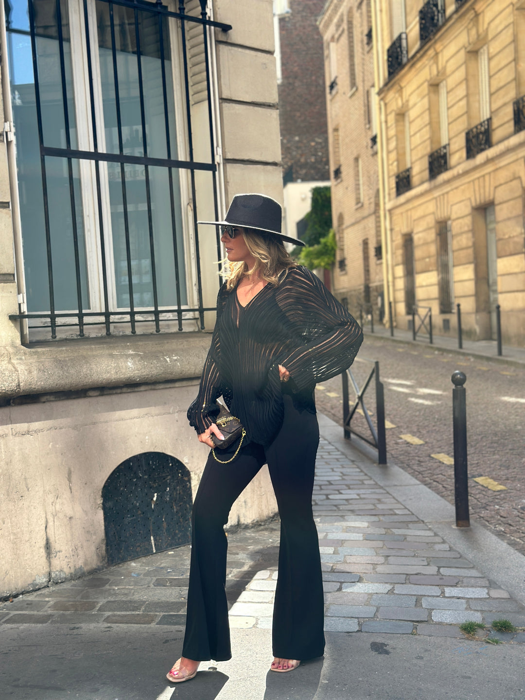 Pull noir maille transparente 20023