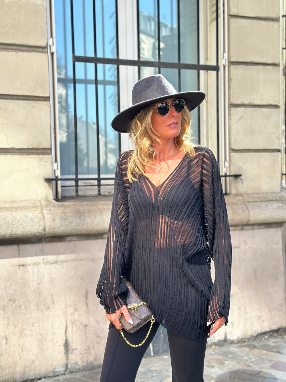 Pull noir maille transparente