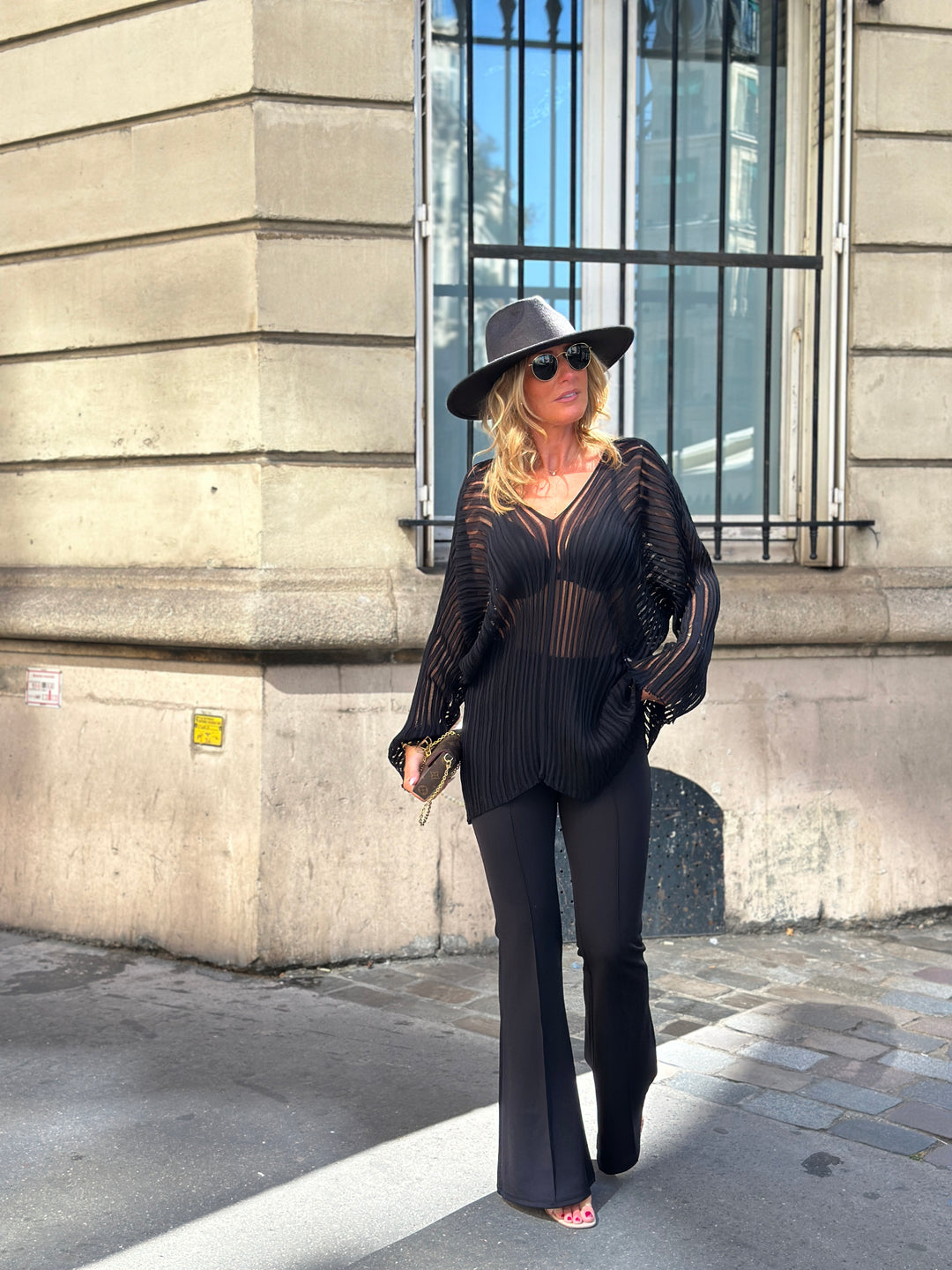 Pull noir maille transparente 20023