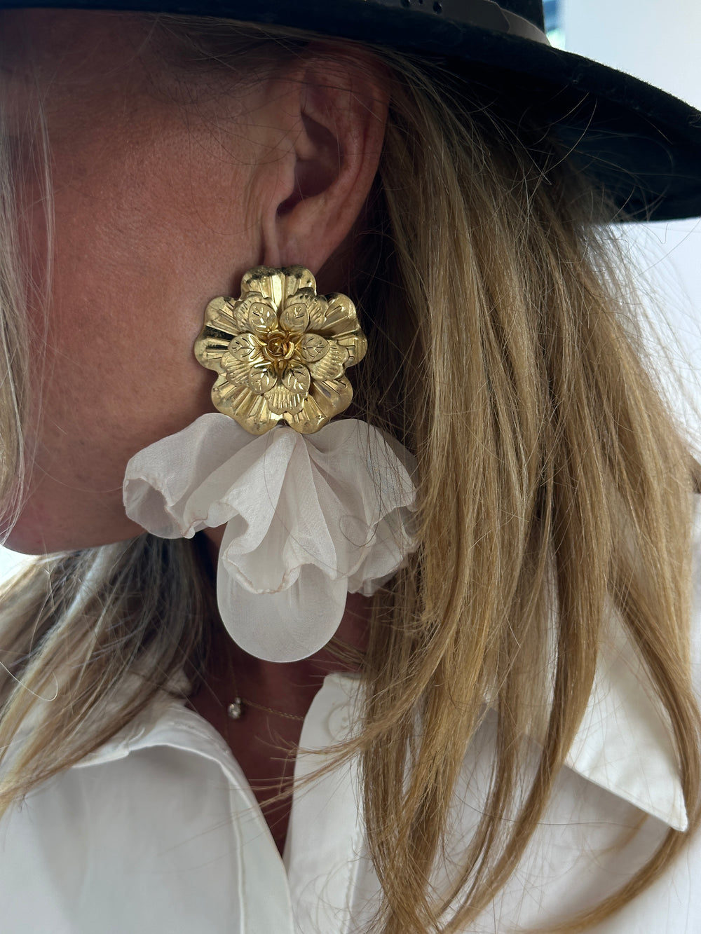 Boucle d'oreille fleur or et tissus écru