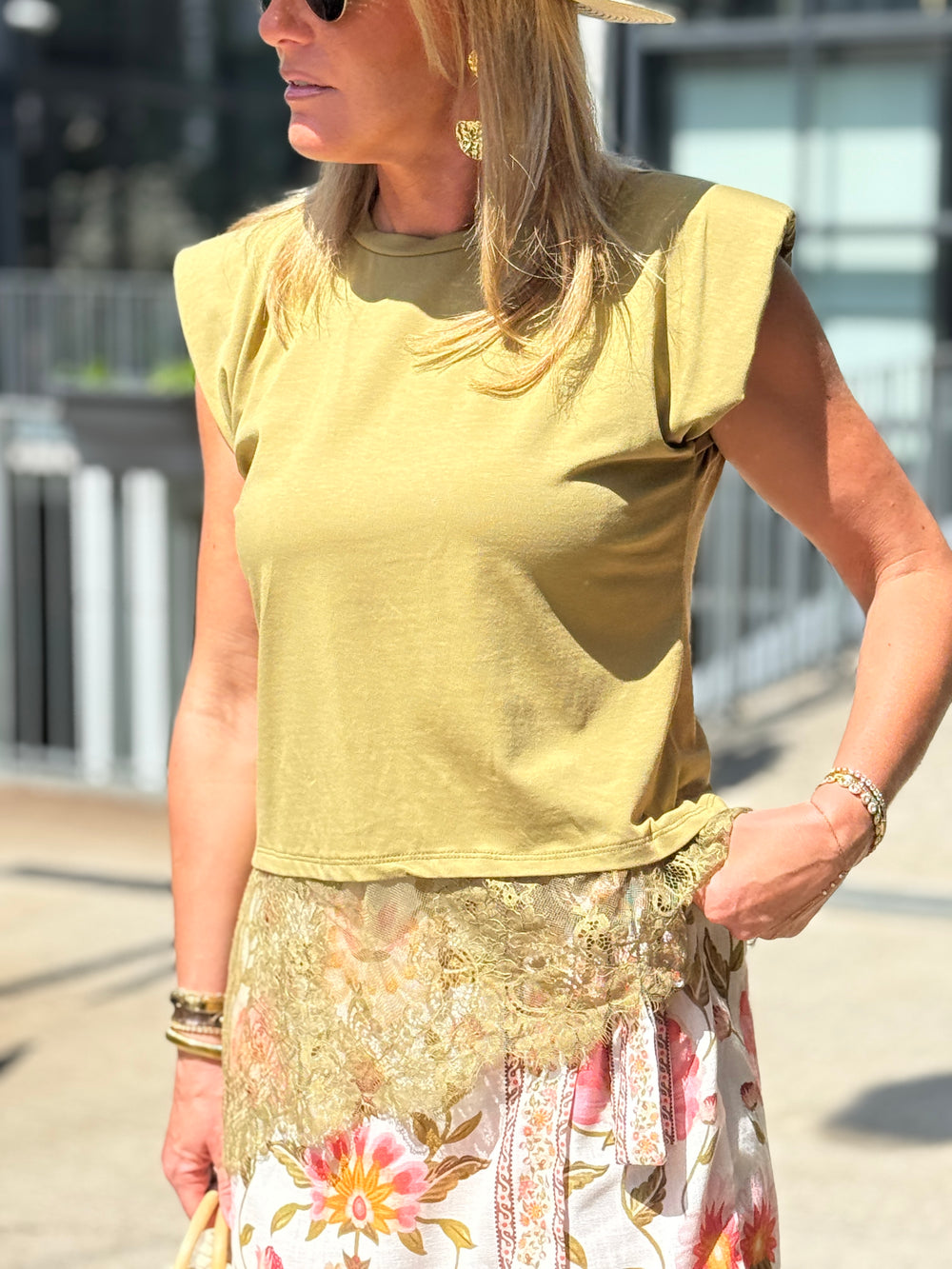 Top asymétrique dentelle avec épaulette OLIVE