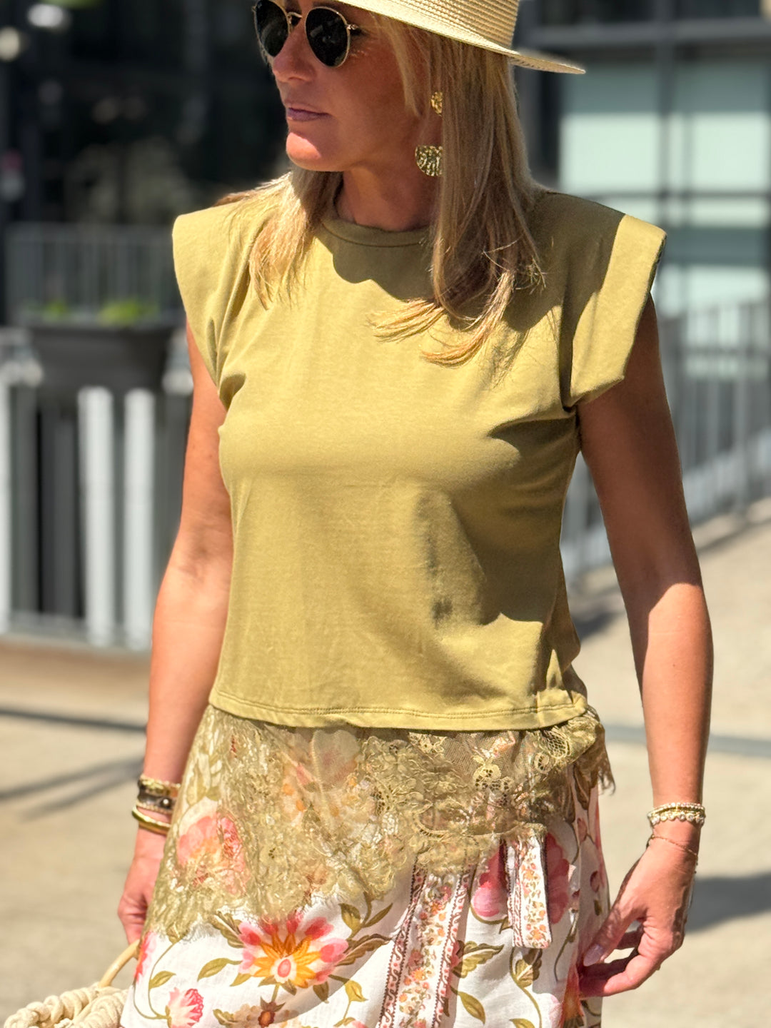 Top asymétrique dentelle avec épaulette OLIVE