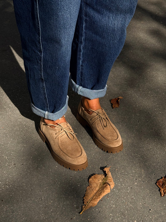 Moccasin effet daim beige lacets