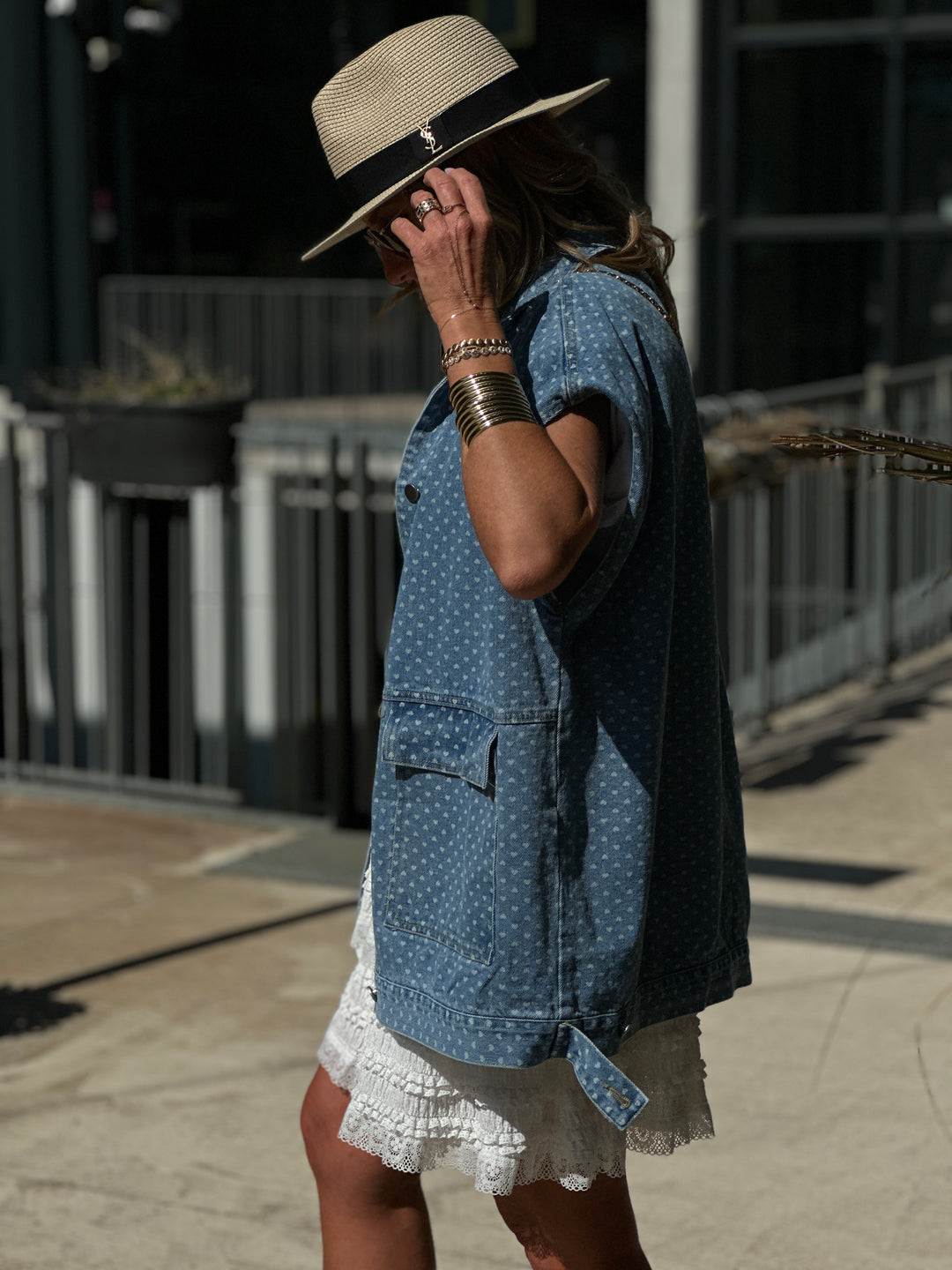 Veste jean sans manches aux cœurs G10128