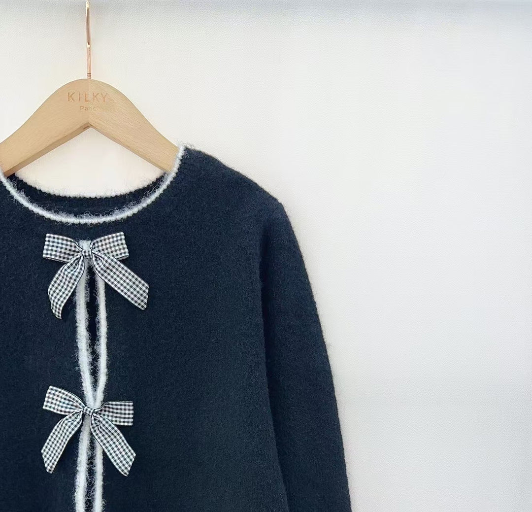 Pull douce noeuds au dos noir