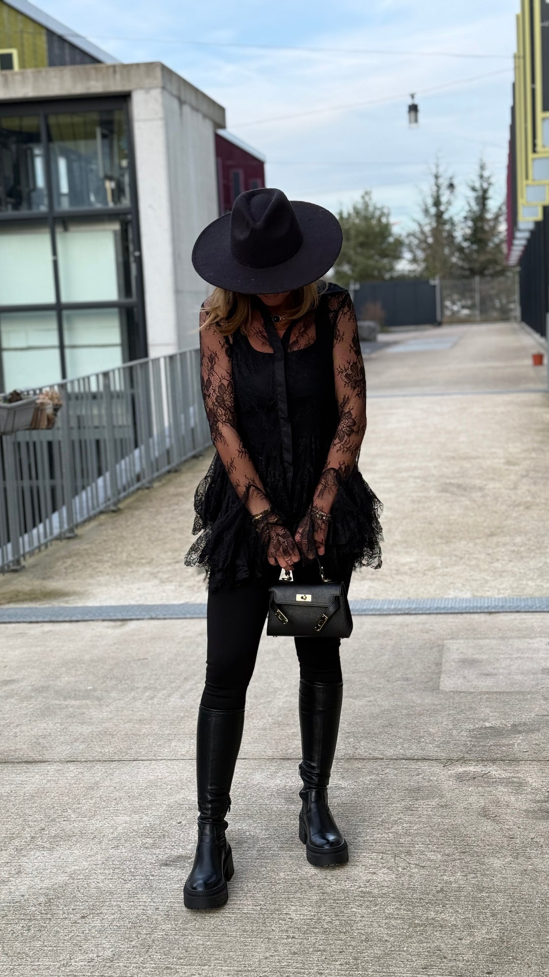 Chemise dentelle volant noir H11381