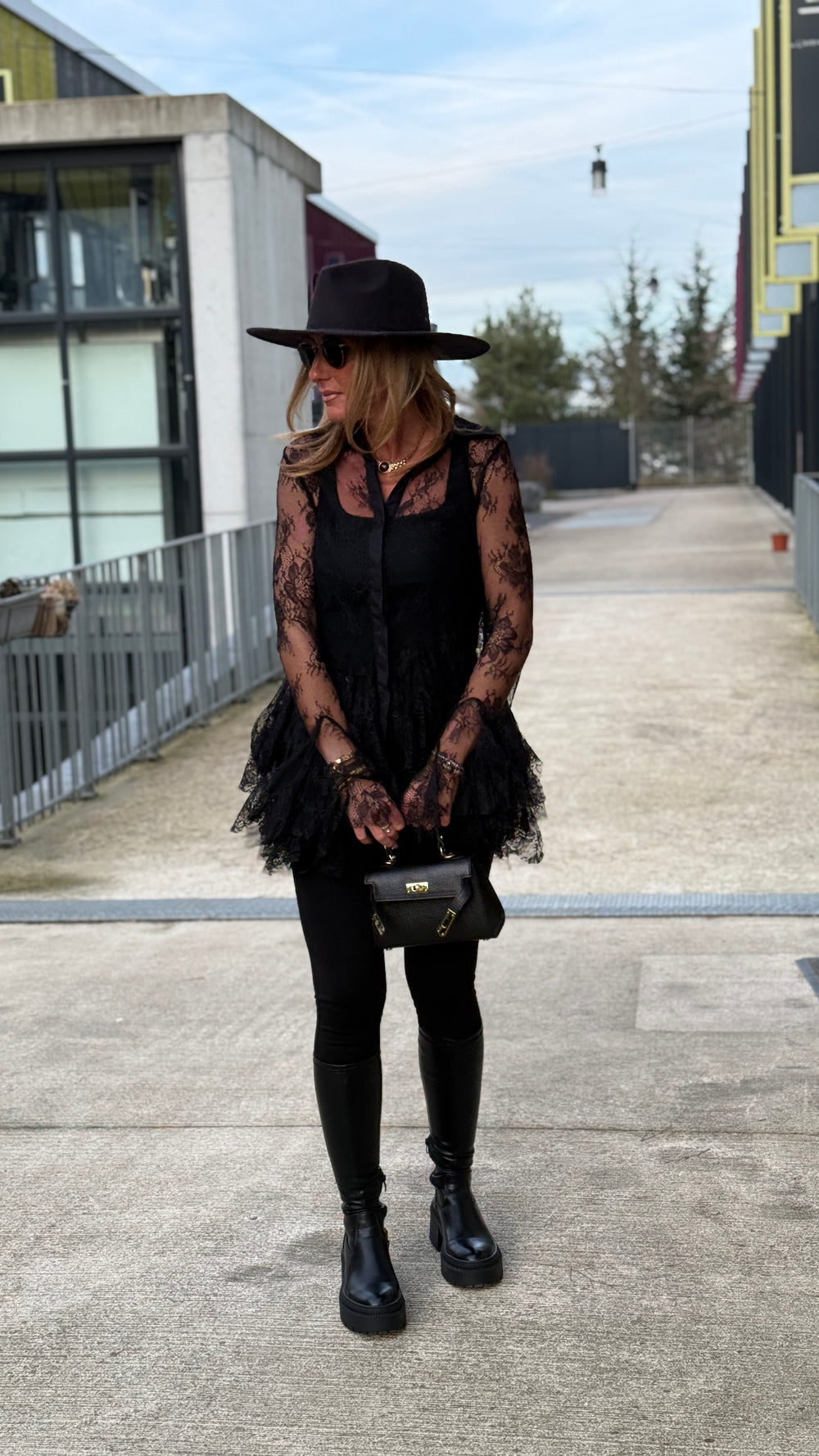 Chemise dentelle volant noir H11381